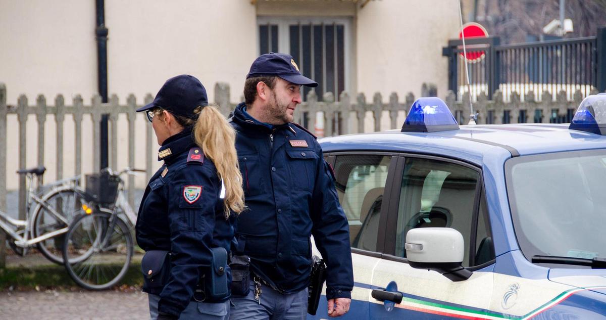 Abusi sulle nipoti minorenni e 700 foto pedopornografiche sul telefono: arrestato