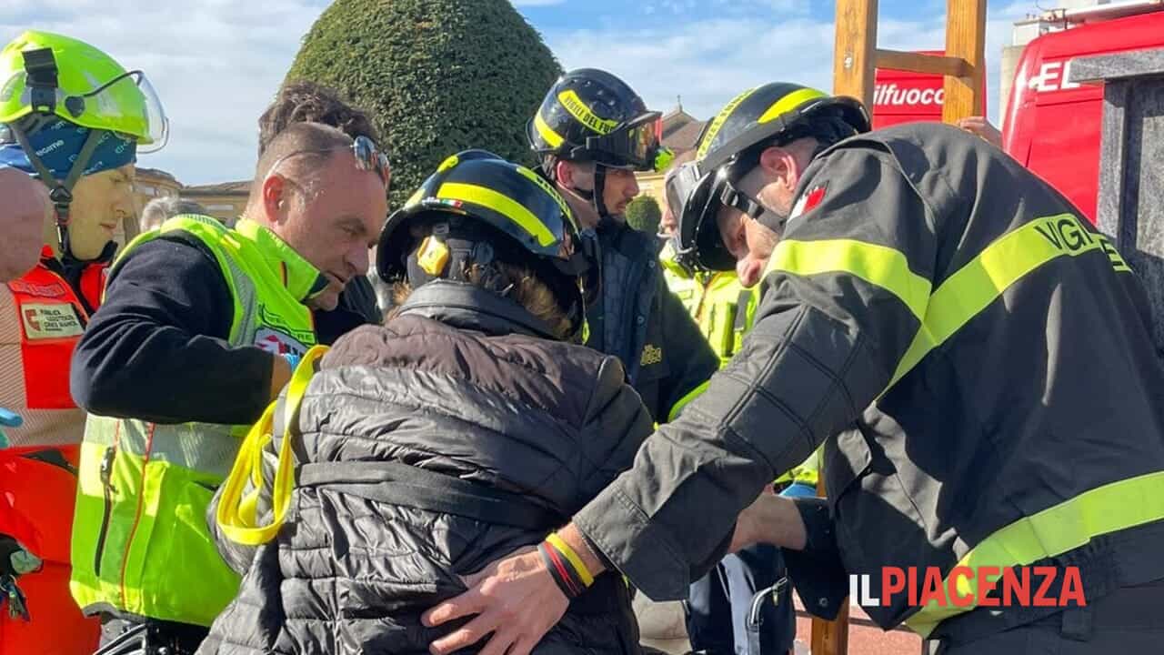 63enne soccorsa al cimitero cittadino