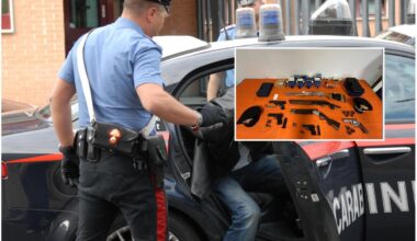 Fucili, pistole, armi rubate e centinaia di cartucce. Arrestato 53enne: nascondeva l’arsenale in casa