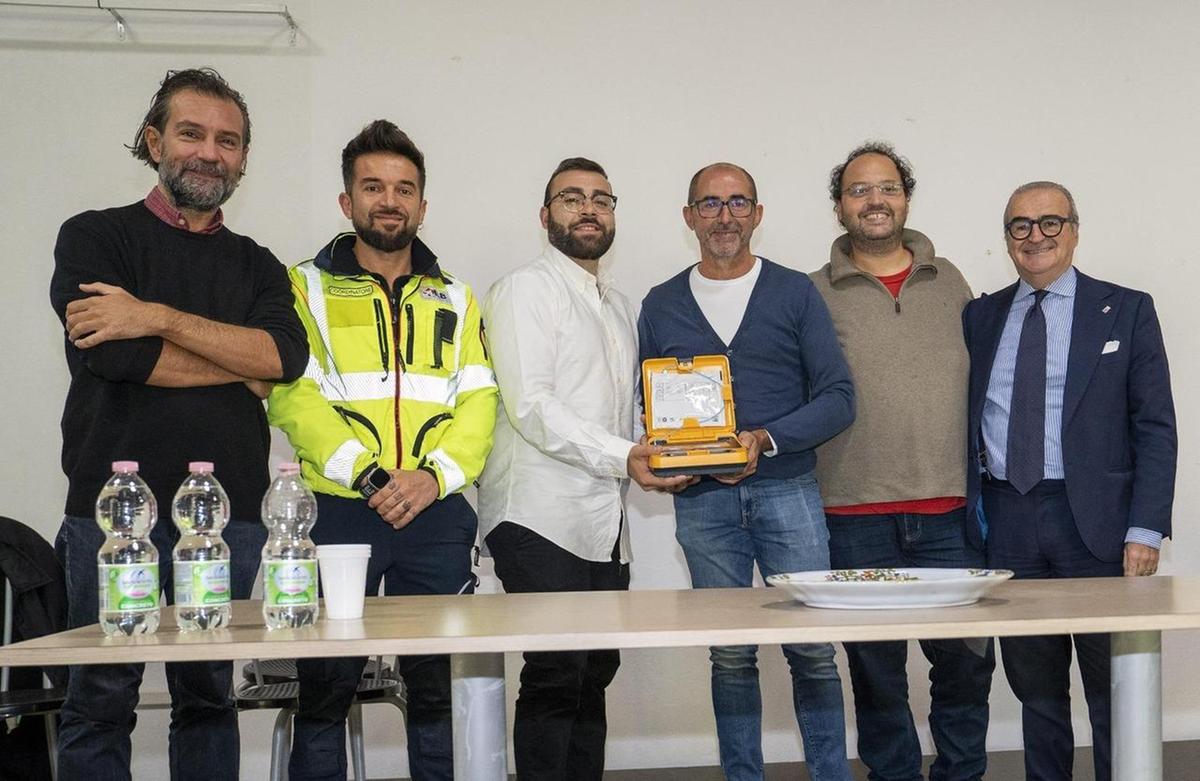 La città dal grande cuore. Ecco un altro defibrillatore: "La vita bene prezioso"