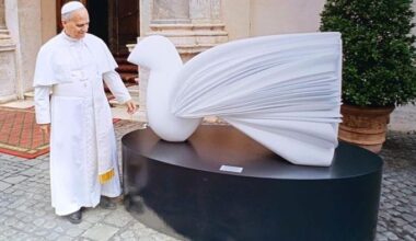 «La Colomba della Pace», il dono di Pablo Atchugarry al Papa