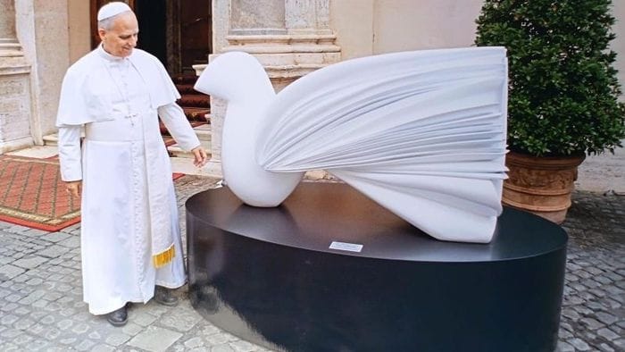 «La Colomba della Pace», il dono di Pablo Atchugarry al Papa