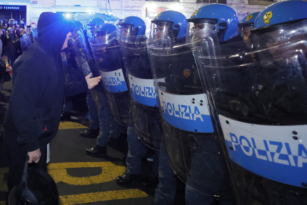 Un manifestante parla con gli agenti