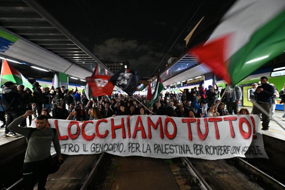 centinaia di persone in piazza Scala, poi parte il corteo