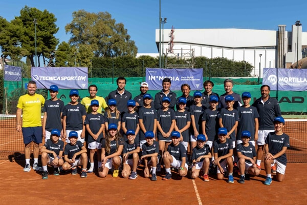 La squadra di A1 maschile insieme ai raccattapalle della Scuola Tennis