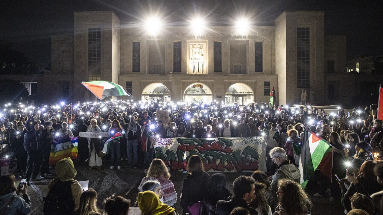 Lumini e lanterne, medici e infermieri di Milano hanno ricordato i loro colleghi uccisi a Gaza