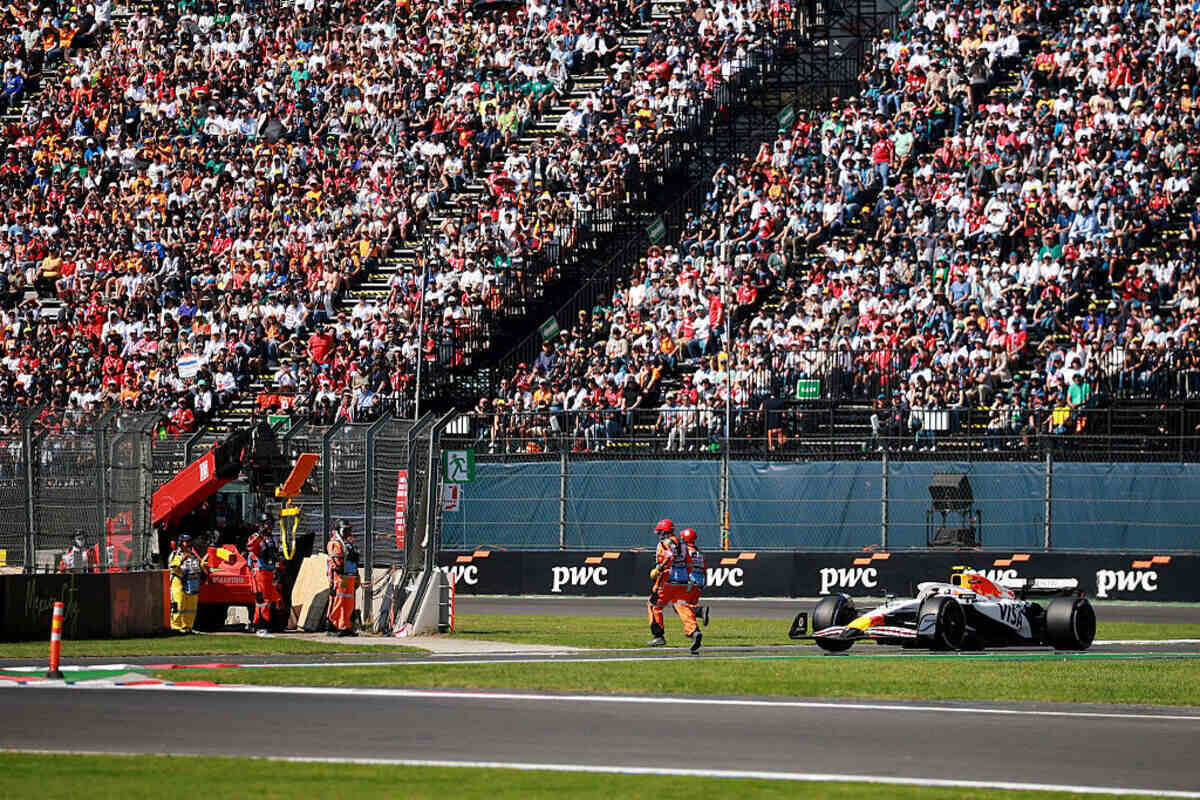 Commissari F1 in pista in Messico mentre passa Lawson