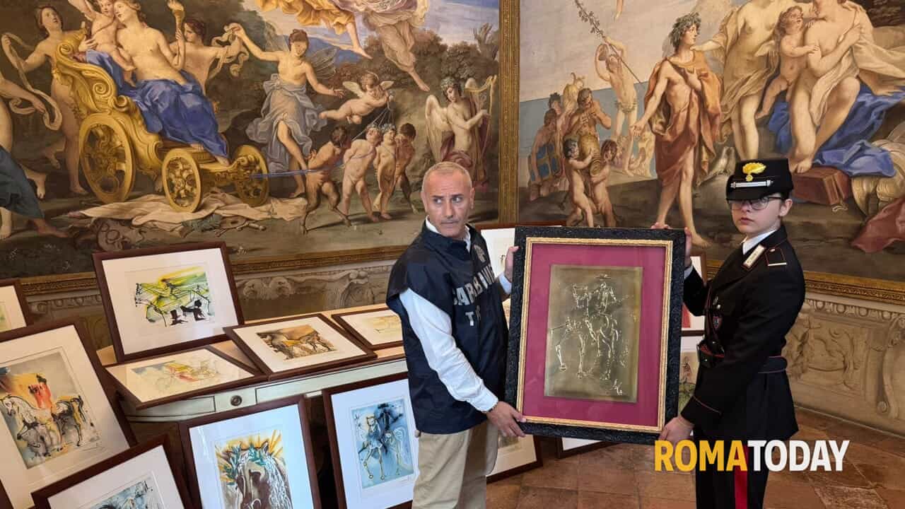 Opere false alla mostra su Dalì, sequestrati 21 dipinti