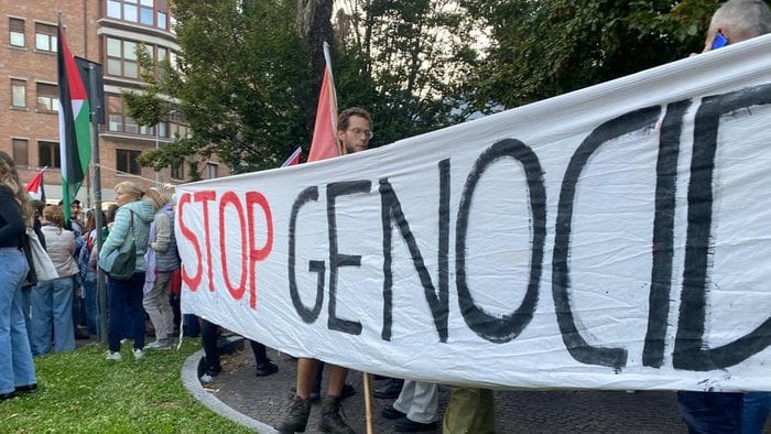 Lecco, attivisti in piazza per Gaza e sanitari in flash mob
