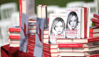 “Il libro di Giorgia Meloni è fonte di ispirazione per tutti”: la “recensione” è di… - Il Fatto Quotidiano