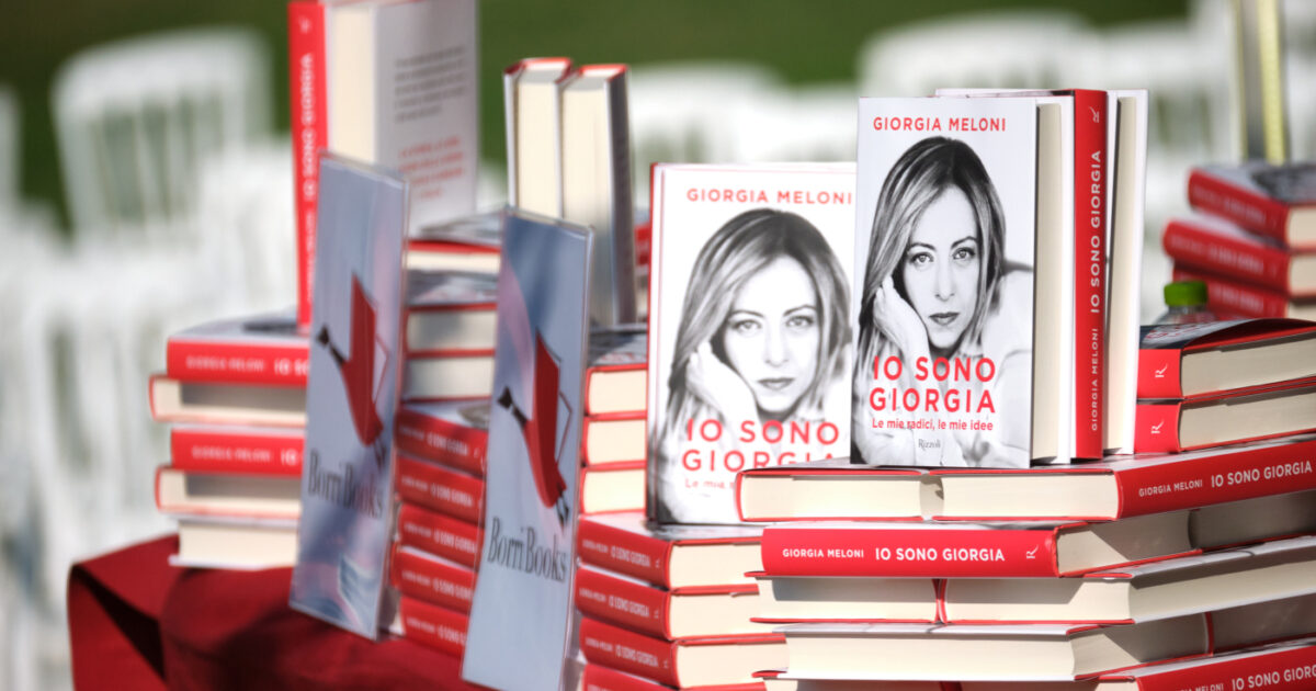 “Il libro di Giorgia Meloni è fonte di ispirazione per tutti”: la “recensione” è di… - Il Fatto Quotidiano