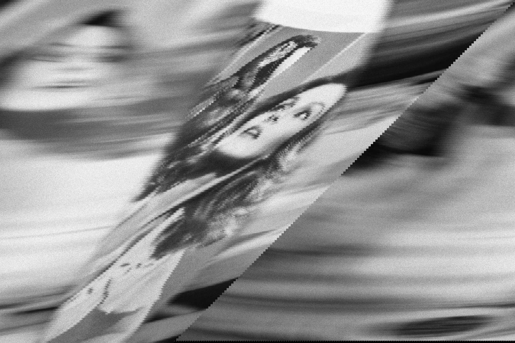 Linda Fregni Nagler, Untitled (Priscilla with Macaw) #1 (2023; stampa alla gelatina ai sali d'argento, 104 x 154 cm)