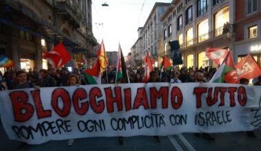 Bologna, manifestazione per la Flotilla. Mille persone al corteo partito da piazza Maggiore, viali bloccati. Diretta 