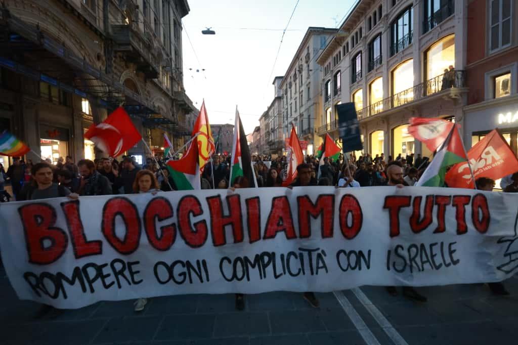 Bologna, manifestazione per la Flotilla. Mille persone al corteo partito da piazza Maggiore, viali bloccati. Diretta 