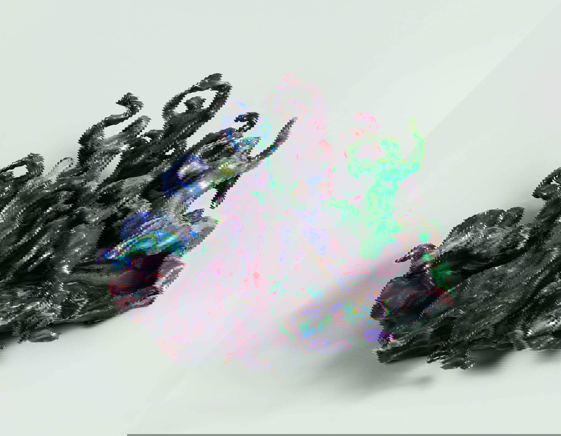 Lucio Fontana, Battaglia (1947; terracotta smaltata, dipinta, e lustrata: amaranto, azzurro e turchese, 15 x 39 x 21,5 cm; St. Moritz, Karsten Greve) © Fondazione Lucio Fontana, Milano, by SIAE 2025