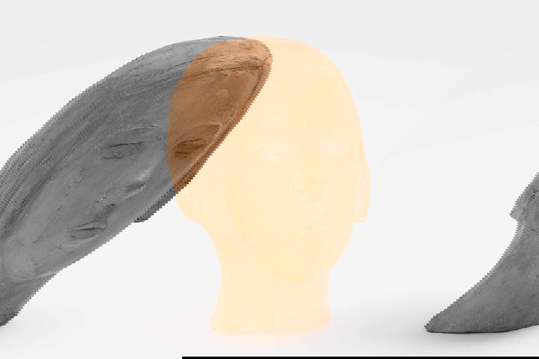 Lucio Fontana, Ritratto di bambina (1931; terracotta graffita, 20,5 x 14 x 16 cm; Milano, Fondazione Lucio Fontana) © Fondazione Lucio Fontana, Milano, by SIAE 2025