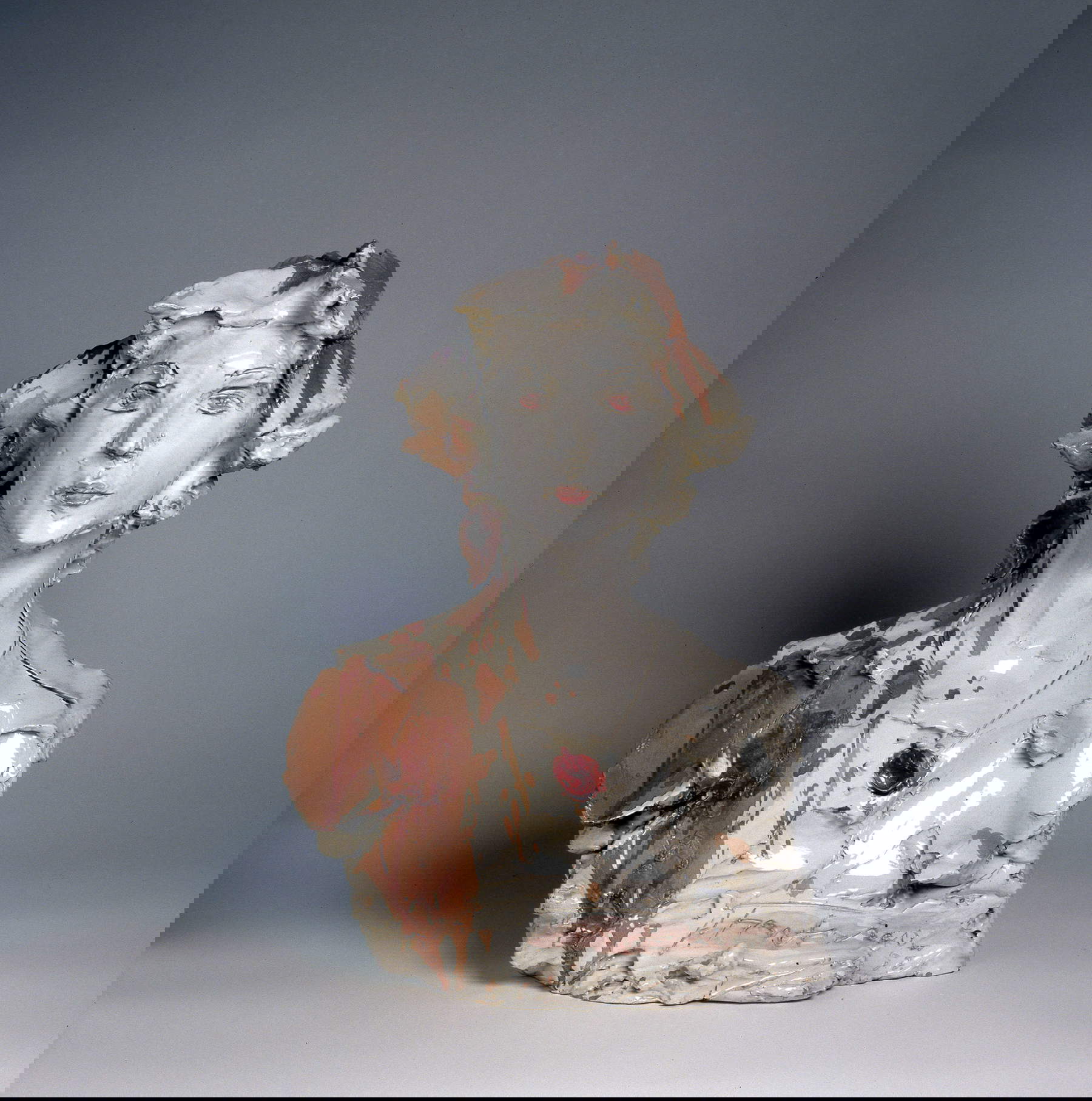 Lucio Fontana, Ritratto di Esa (terracotta smaltata, dipinta e pietra rosa applicata: bianco, marrone e rosa, 57 x 43 x 27 cm; Collezione privata) © Fondazione Lucio Fontana, Milano, by SIAE 2025