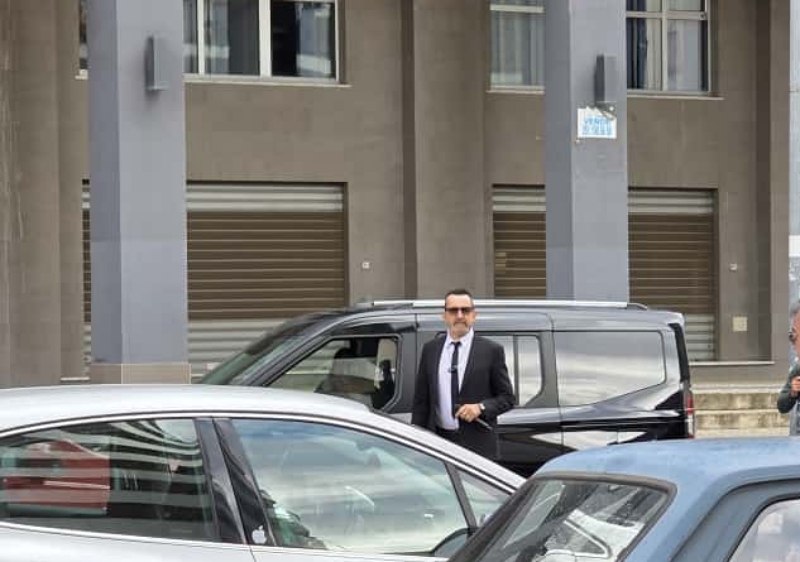 "Le Iene" a Cosenza, lanciati oggetti contro Luigi Pelazza