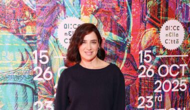 Luisa Ranieri alla Festa del Cinema di Roma 2025: l'ultimo look è casual con maglione chunky e minigonna Etro
