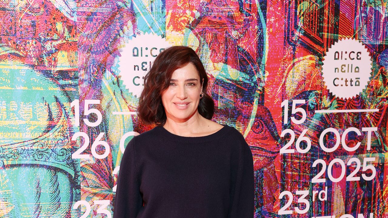 Luisa Ranieri alla Festa del Cinema di Roma 2025: l'ultimo look è casual con maglione chunky e minigonna Etro