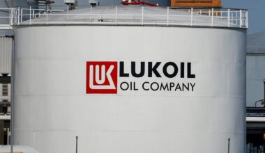 Sanzioni Usa sul petrolio russo, Lukoil venderà le sue attività all'estero