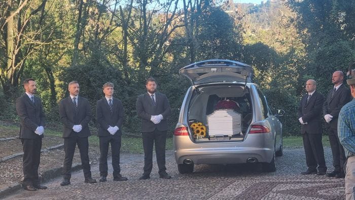 L’ultimo saluto a Pamela Genini, la chiesa senza tv