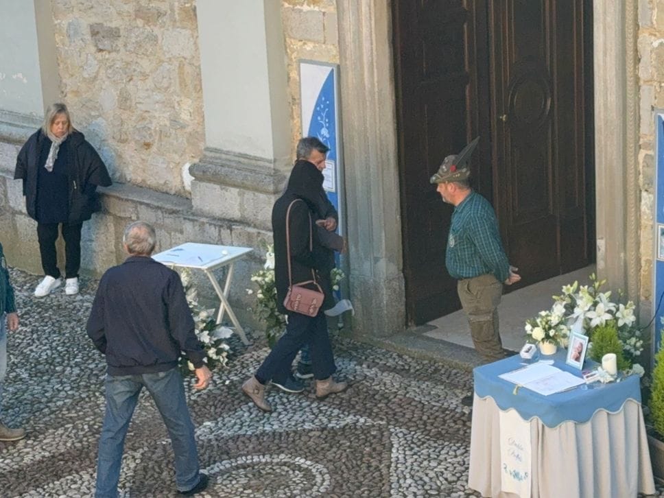 L’arrivo della mamma di Pamela in chiesa a Strozza L’arrivo della mamma di Pamela in chiesa a Strozza