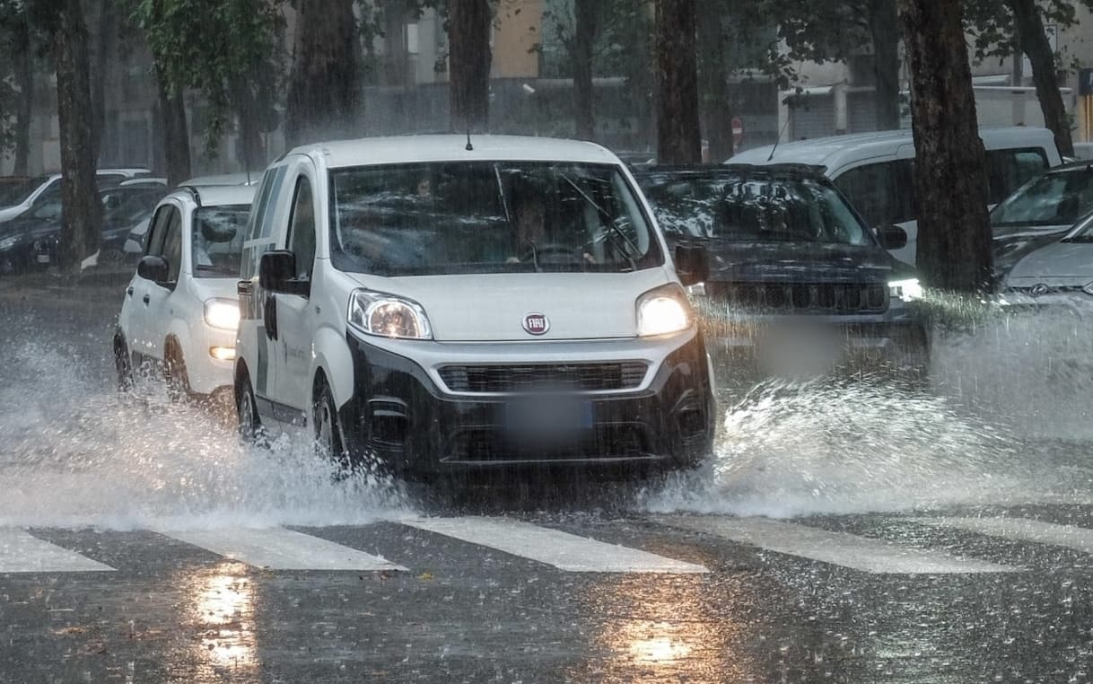 Meteo, allerta maltempo per temporali e vento: le regioni a rischio. Le previsioni