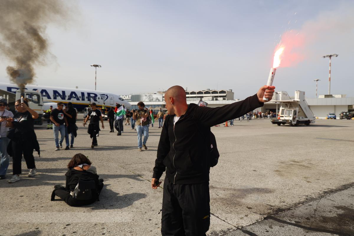 corteo per Gaza, i manifestanti sulle piste tra gli aerei