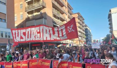 In migliaia in piazza per ex Gkn e Palestina: la manifestazione a Firenze / FOTO