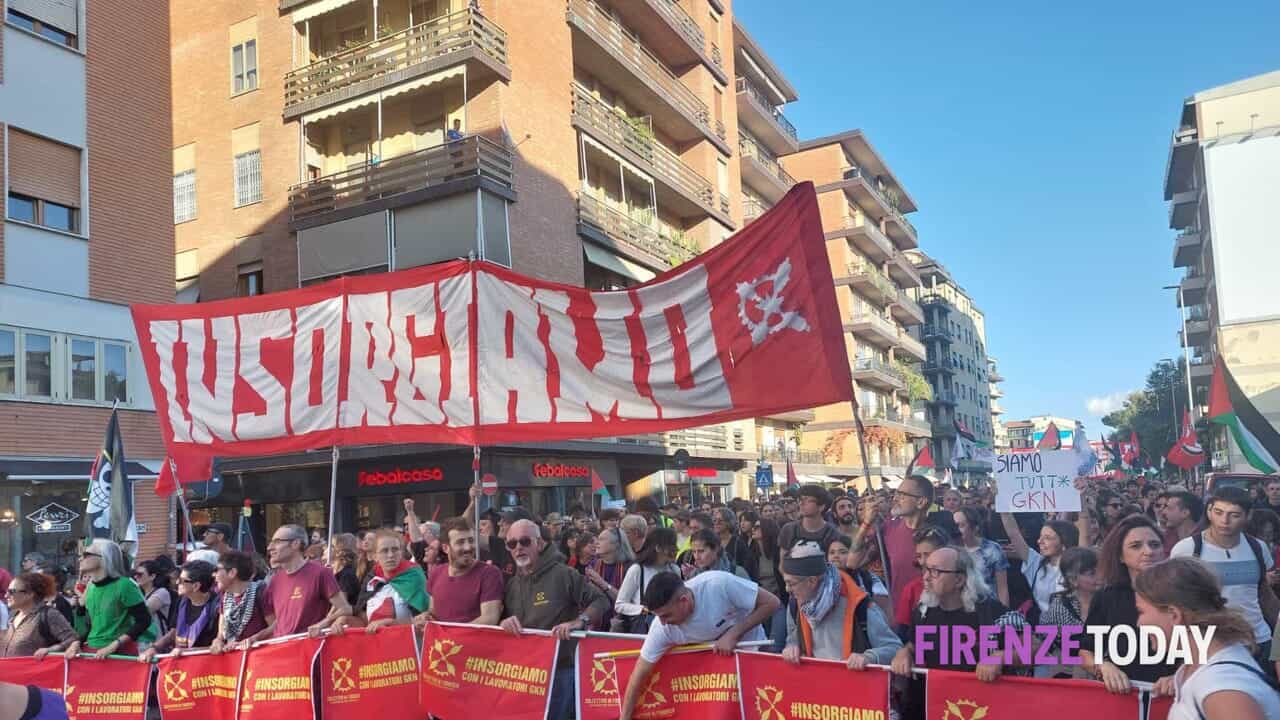 In migliaia in piazza per ex Gkn e Palestina: la manifestazione a Firenze / FOTO