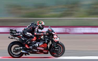 epa12429128 MotoGP Aprilia Racing rider Marco Bezzecchi of Italy in action during qualifying sessions at the Motorcycling Grand Prix of Indonesia at Mandalika Circuit in Mandalika, Indonesia, 04 October 2025. EPA/ADI WEDA