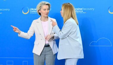 Meloni all’Europa: “Urgente intervenire sulle auto”