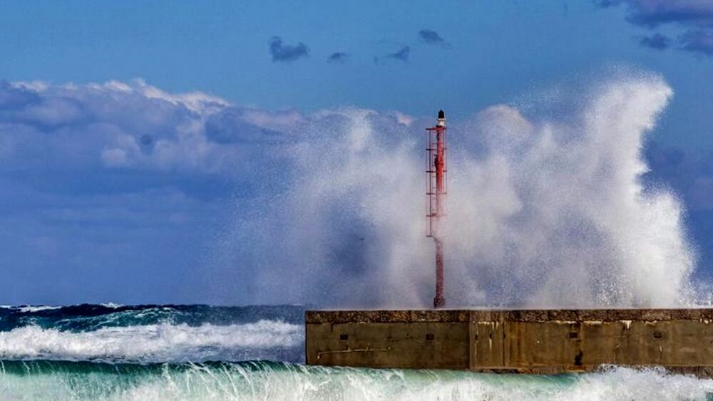 Maltempo, prosegue l'allerta gialla: allagamenti sulla Palermo-Agrigento