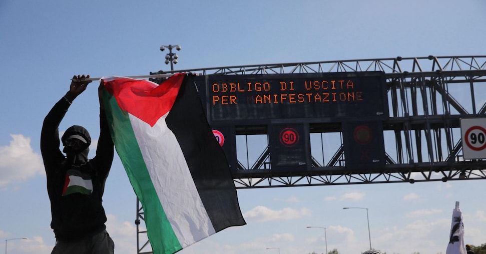 Scioperi e proteste per Gaza: A14 chiusa a Bologna, a Milano corteo in tangenziale Est