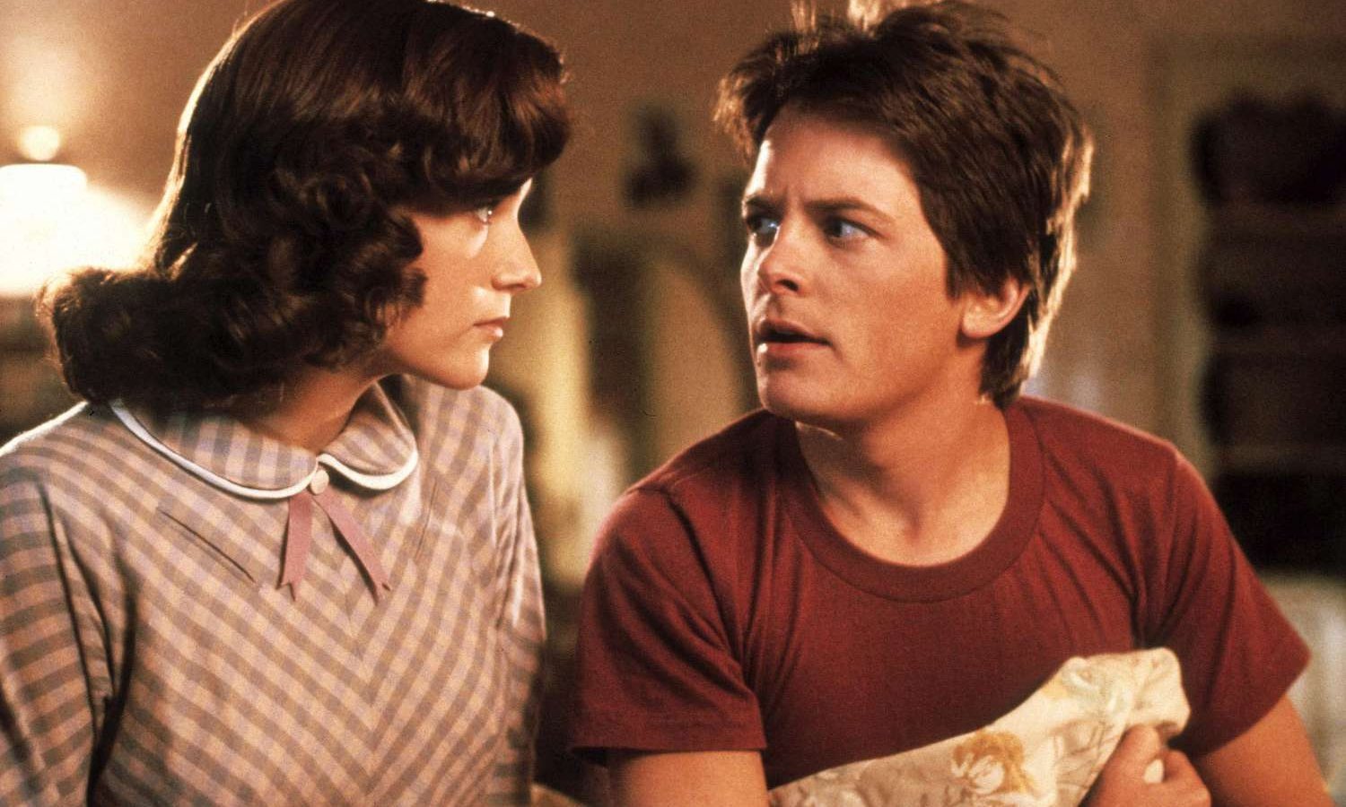 Michael J. Fox e Lea Thompson in una scena di Ritorno al futuro