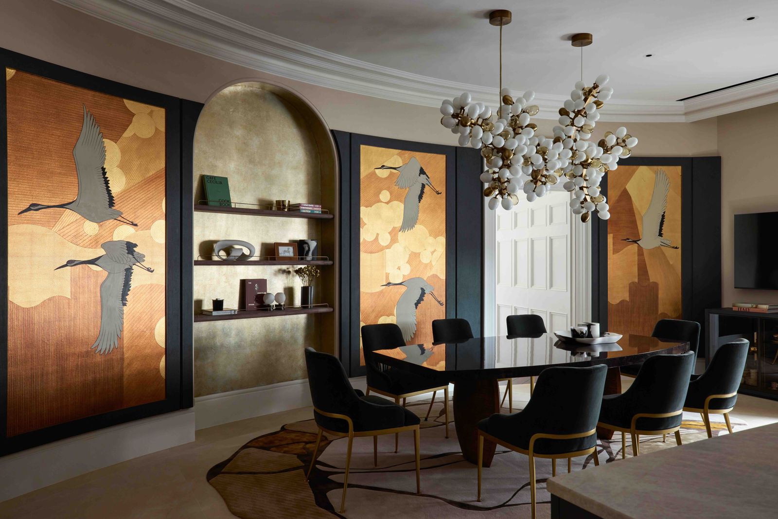 La zona pranzo con una palette più scura e preziosa degli altri ambienti