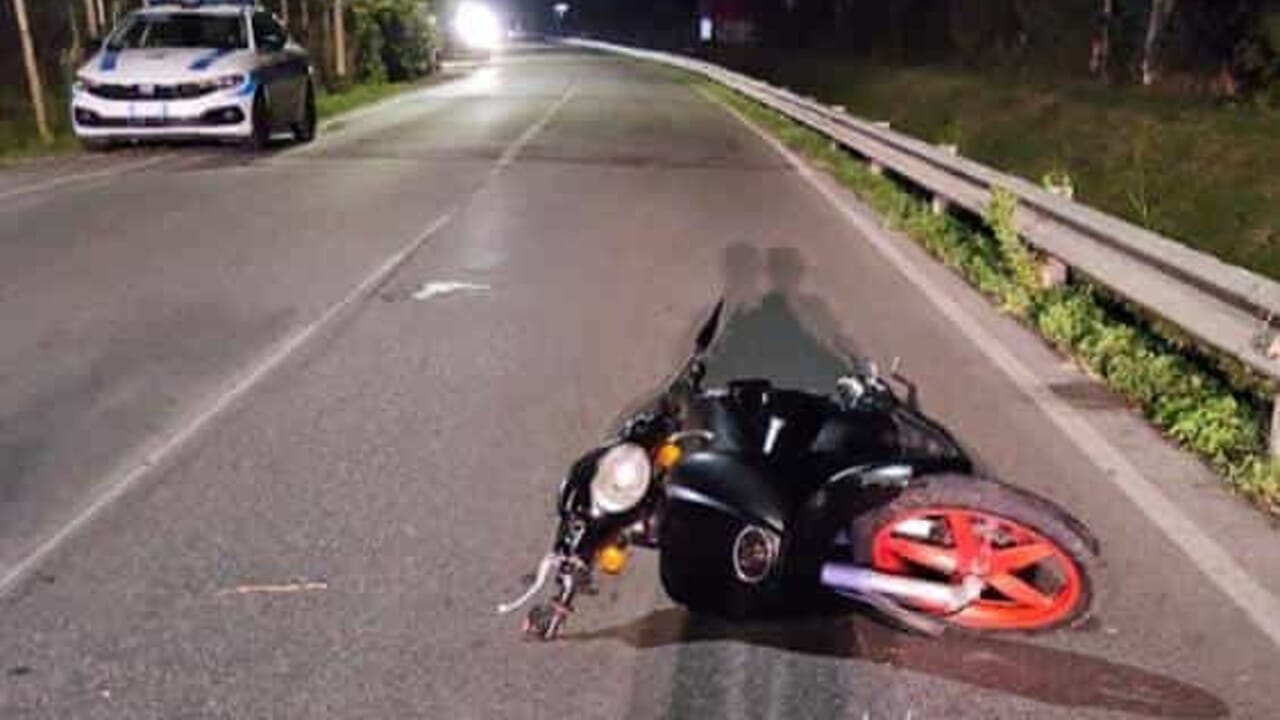Incidente a Ostia, perde il controllo scooter e finisce nel canale: morto un uomo