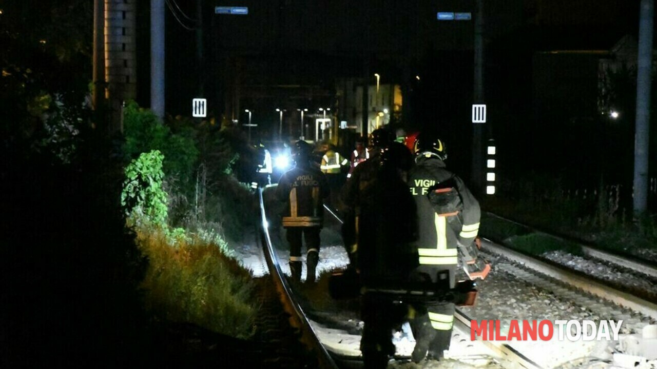 Treno diretto a Milano travolge e uccide una persona a Trecate