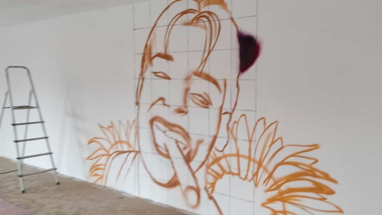 bomba carta nell'androne di una palazzina popolare in via della Tortuga