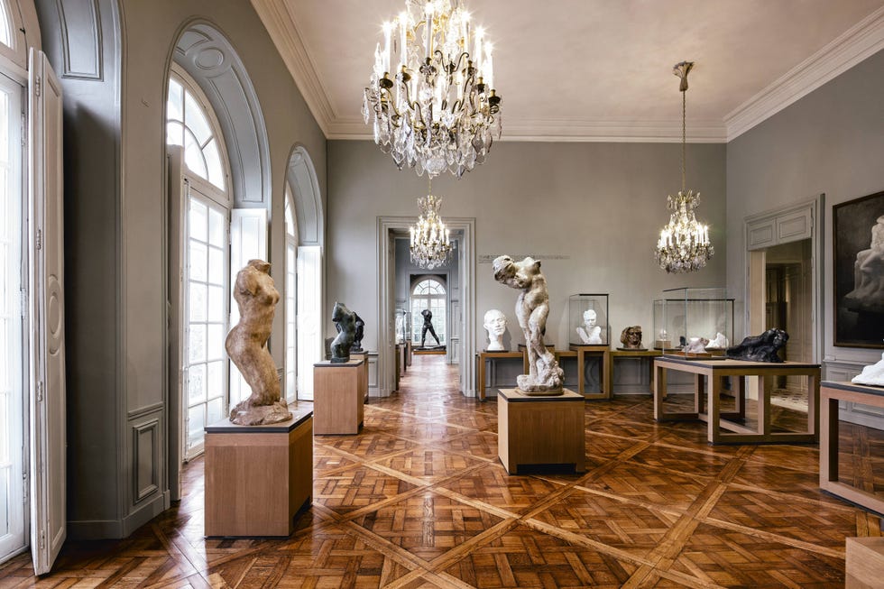 i busti e le opere di rodin e camille claudel inondati di luce naturale.