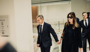 le dediche di Carla Bruni e la figlia Giulia