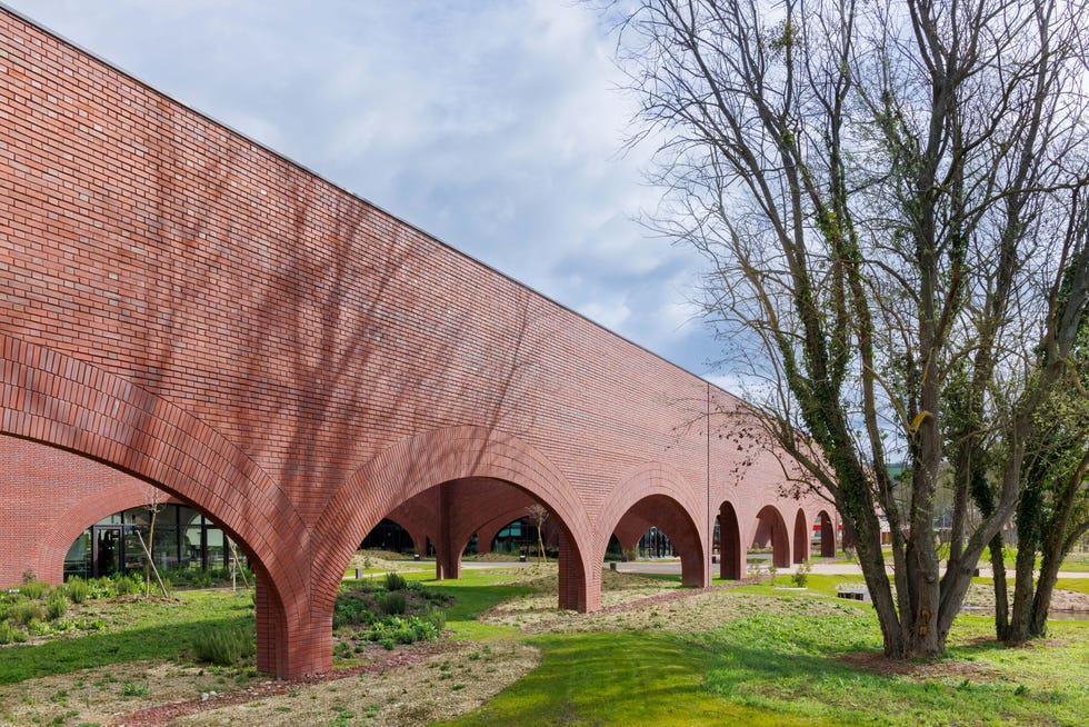 il prospetto esterno dell'edificio realizzato in mattoni