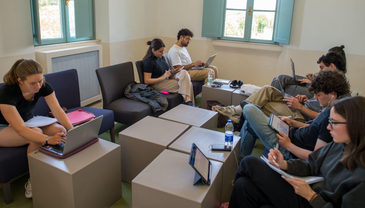 Disoccupazione in calo, contratti stabili in aumento ma i giovani rimangono indietro