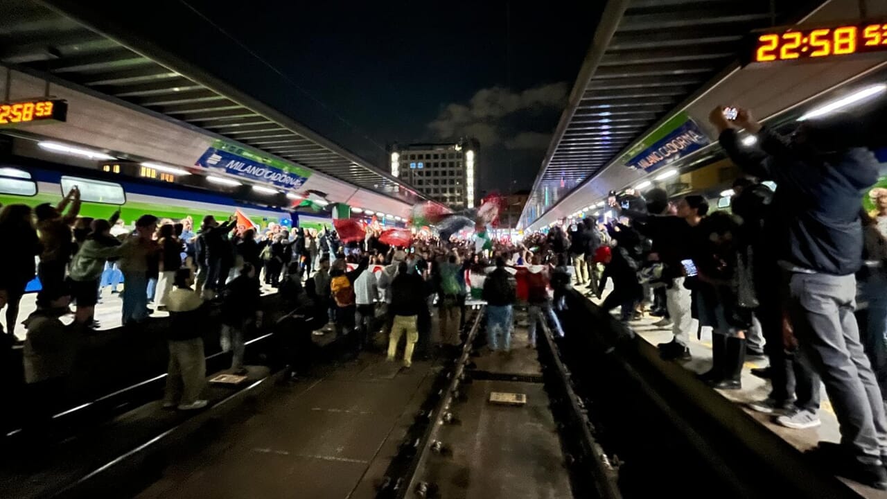 Milano scende in piazza per la Flotilla abbordata da Israele, occupata la stazione Cadorna