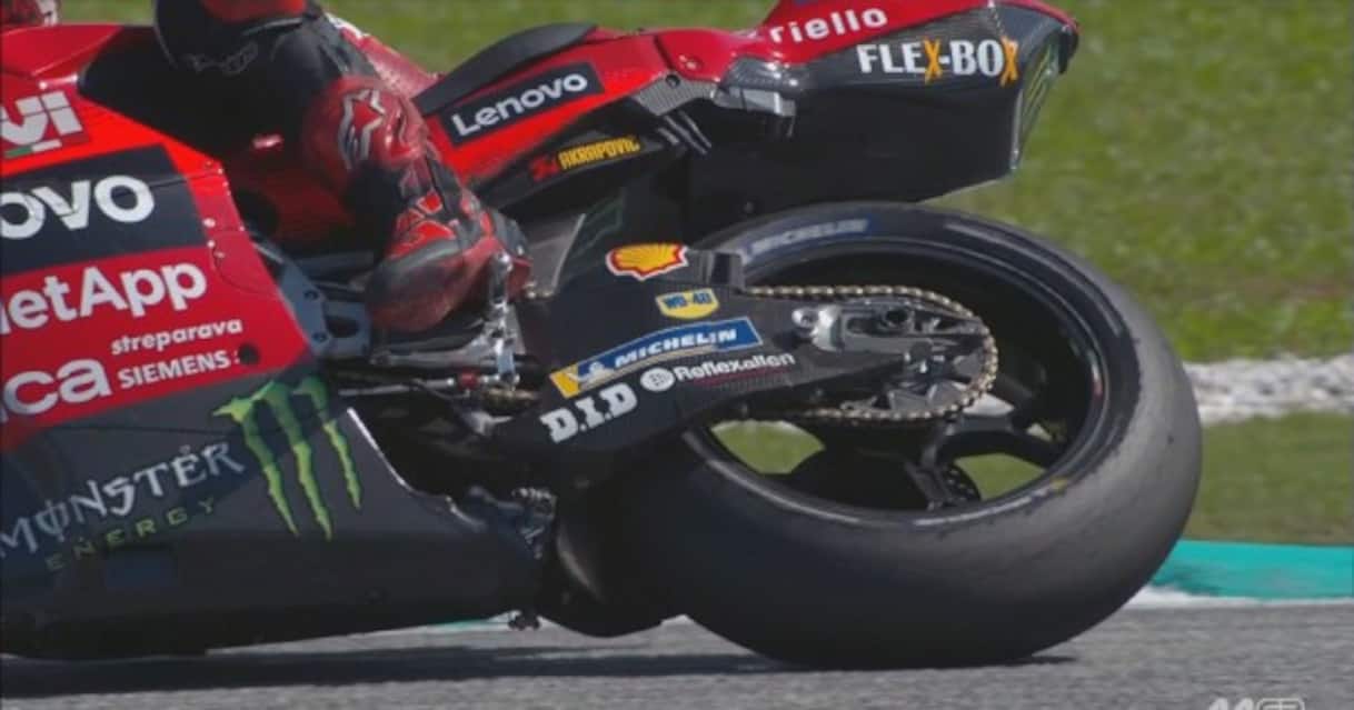 Bagnaia, foratura e ritiro nella gara del GP Malesia a Sepang. VIDEO
