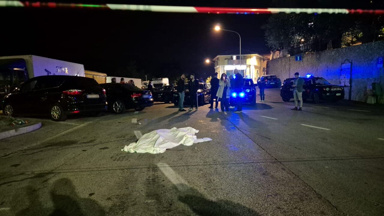 Omicidio a Lettomanoppello, uomo uccide la moglie con una pistola in strada