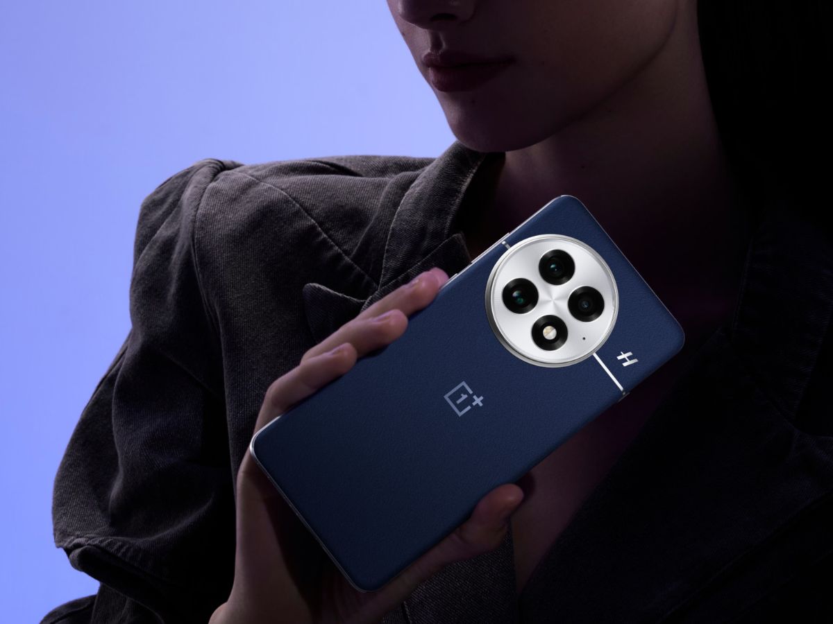 persona che tiene in mano il oneplus 13