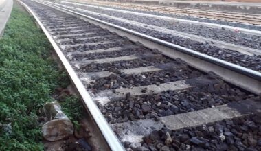 Incidente ferroviario, tre ragazzi investiti nel Novarese: un morto e due feriti