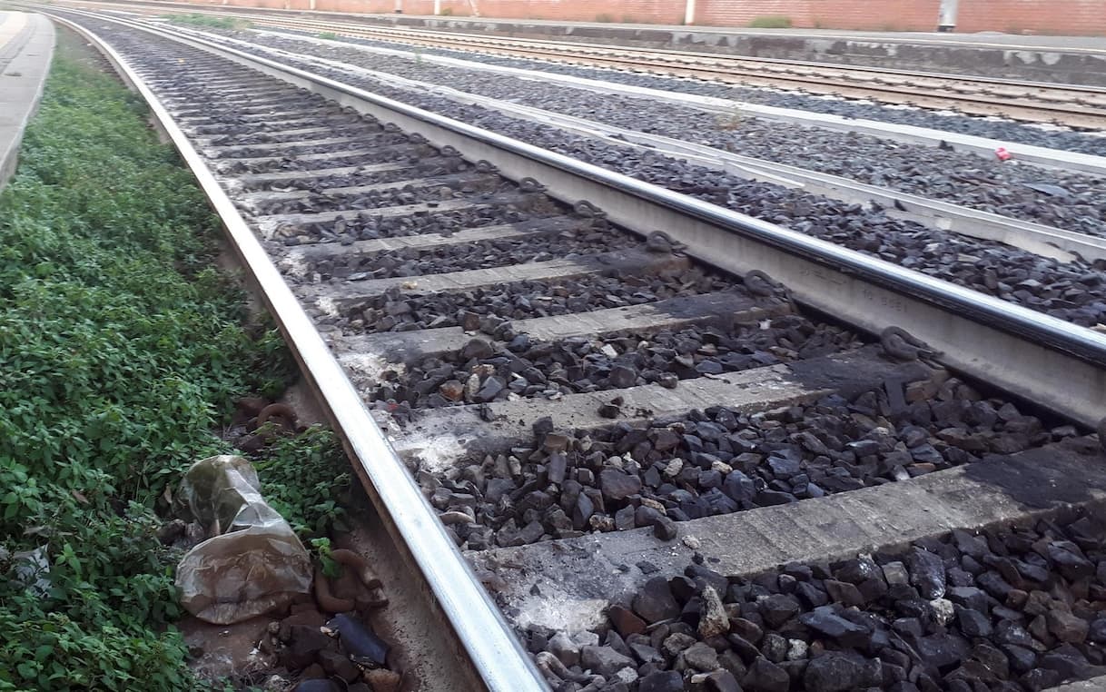Incidente ferroviario, tre ragazzi investiti nel Novarese: un morto e due feriti